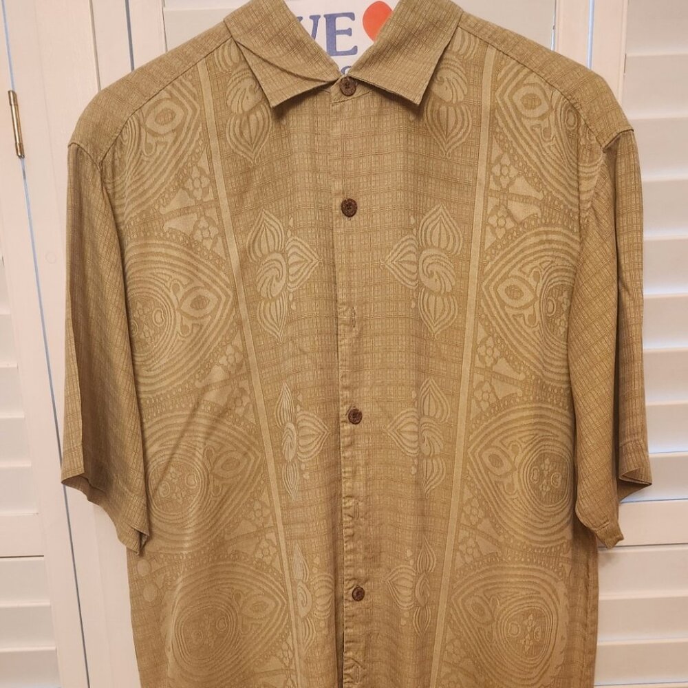 TOMMY BAHAMA BUTTON DOWN SHORT SLEEVE LIGHT GREEN IN COLOR  SIZE L
